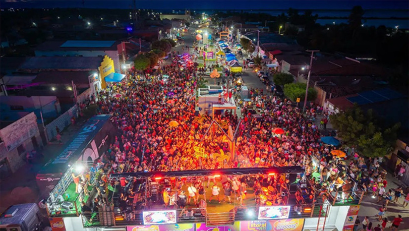 Imagem 1 - A programação do penúltimo dia de Carnaval em Grossos começou em grande estilo com a presença da rainha do forró, Solange Almeida. Logo após o show da forrozeira, no trio elétrico Metrô, Dodô Pressão entrou em cena para tocar a festa. Na sequência de atrações, a banda Zuyrê, prata da casa, trouxe muita swingueira, Gasparzinho da Bahia cantou os grandes sucessos. E para encerrar a noite, João Neto Pegadão. A folia em Grossos continua com a Quarta de Mel com Aline Reis e Rogerinho a partir das 15h. Imagem 1 - A programação do penúltimo dia de Carnaval em Grossos começou em grande estilo com a presença da rainha do forró, Solange Almeida. Logo após o show da forrozeira, no trio elétrico Metrô, Dodô Pressão entrou em cena para tocar a festa. Na sequência de atrações, a banda Zuyrê, prata da casa, trouxe muita swingueira, Gasparzinho da Bahia cantou os grandes sucessos. E para encerrar a noite, João Neto Pegadão. A folia em Grossos continua com a Quarta de Mel com Aline Reis e Rogerinho a partir das 15h.