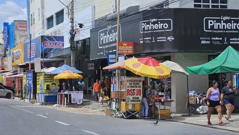 Imagem 1 -  O comércio tem seu funcionamento normal nesta quarta-feira de Cinzas. As agências bancárias e Correios retomam o atendimento ao meio-dia, conforme a Federação Brasileira de Bancos (Febraban). A rede de atendimento do Instituto Nacional do Seguro Social (INSS) só retomará o atendimento presencial a partir das 14h para usuários agendados pelo site ou aplicativo Meu INSS. No Partage Shopping Mossoró nesta quarta-feira de Cinzas, as lojas e quiosques abrem das 12h às 22h; Operações de alimentação das 11h às 22h; Lazer das 11h às 22h; Multicine conforme programação. As redes de Supermercados também operam nos horários normais nesta quarta-feira (05).