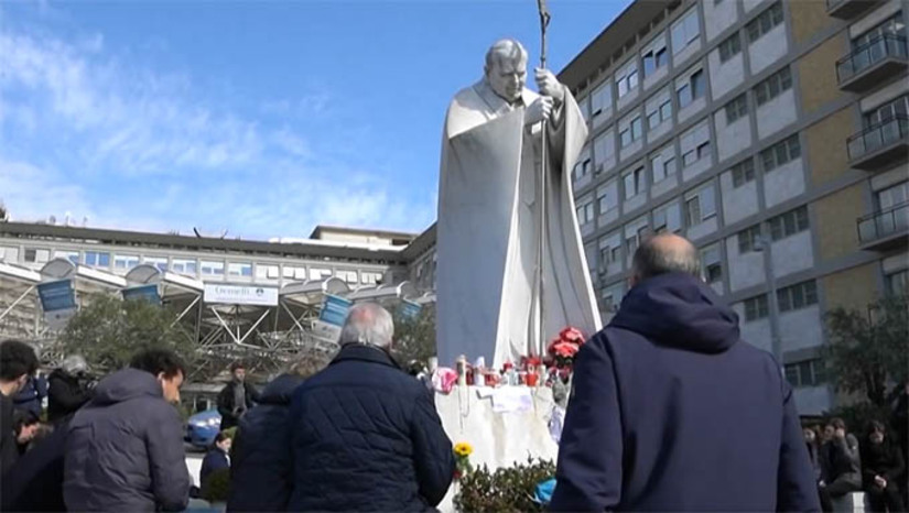 Imagem 1 -  Papa Francisco permanece estável e sem novas crises, afirma o Vaticano. “Hoje [4], passou para a oxigenação de alto fluxo e, durante a noite, como programado, a ventilação mecânica não invasiva será retomada até amanhã de manhã. O prognóstico permanece reservado”, destacou o novo boletim com atualizações sobre a saúde do santo padre.