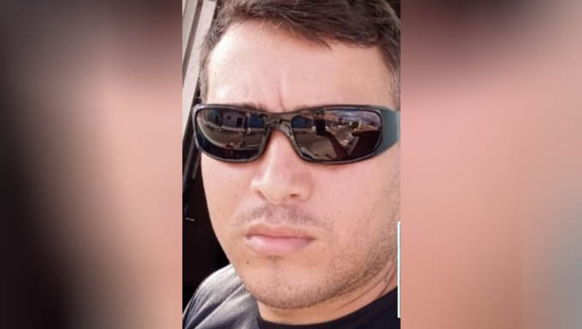 Imagem 1 -  Os crimes aconteceram na noite desta terça-feira (4). Franklin Michael de Oliveira foi preso em flagrante após matar Tomás Chagas [FOTO], conhecido como Chagas Doido, durante as festividades de carnaval no município. Chagas ainda conseguiu apontar a equipe de polícia civil local a identidade do autor dos disparos. Com essas informações, os policiais conseguiram localizá-lo, em uma rua próxima ao local do crime. Com ele, foi apreendida a arma de fogo utilizada na ação criminosa.