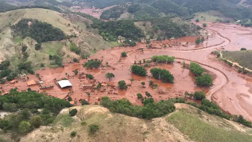Imagem 1 -  Justiça britânica retoma julgamento sobre caso do rompimento da barragem da Samarco. A ação, impetrada pelo escritório de advocacia Pogust Goodhead (PG), que representa 620 mil pessoas, 1.500 empresas e 46 municípios atingidos pela tragédia, julga a responsabilização da mineradora angloaustraliana BHP em relação ao rompimento da barragem, ocorrido em 2015, na cidade de Mariana (MG). O escritório PG defende que a mineradora BHP deve ser responsabilizada, uma vez que era controladora da Samarco e, portanto, responsável por suas decisões comerciais, além de beneficiária e financiadora da atividade de mineração que causou o desastre.