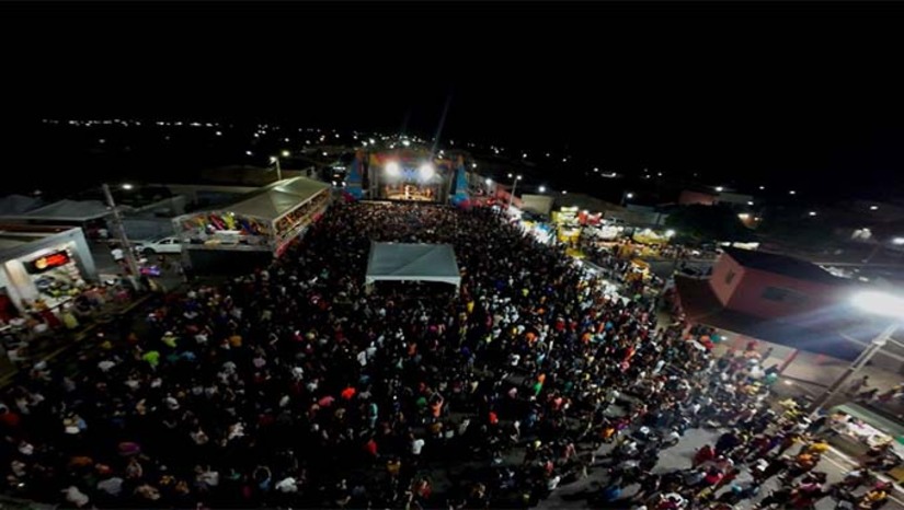 Imagem 1 - A Prefeitura de Serra do Mel trouxe uma programação especial com Banda Eita Mamãe, Banda Inala, Banda Grafith e João Neto Pegadão, que garantiram a energia do público durante toda a noite. Para o prefeito Kênio Azevedo, a festa simboliza não apenas a diversão, mas também o fortalecimento das tradições culturais do município. A retomada da Quarta-feira de Cinzas mostrou que a tradição continua viva e ainda mais forte, consolidando Serra do Mel como um dos grandes polos de folia da região. Imagem 1 - A Prefeitura de Serra do Mel trouxe uma programação especial com Banda Eita Mamãe, Banda Inala, Banda Grafith e João Neto Pegadão, que garantiram a energia do público durante toda a noite. Para o prefeito Kênio Azevedo, a festa simboliza não apenas a diversão, mas também o fortalecimento das tradições culturais do município. A retomada da Quarta-feira de Cinzas mostrou que a tradição continua viva e ainda mais forte, consolidando Serra do Mel como um dos grandes polos de folia da região.
