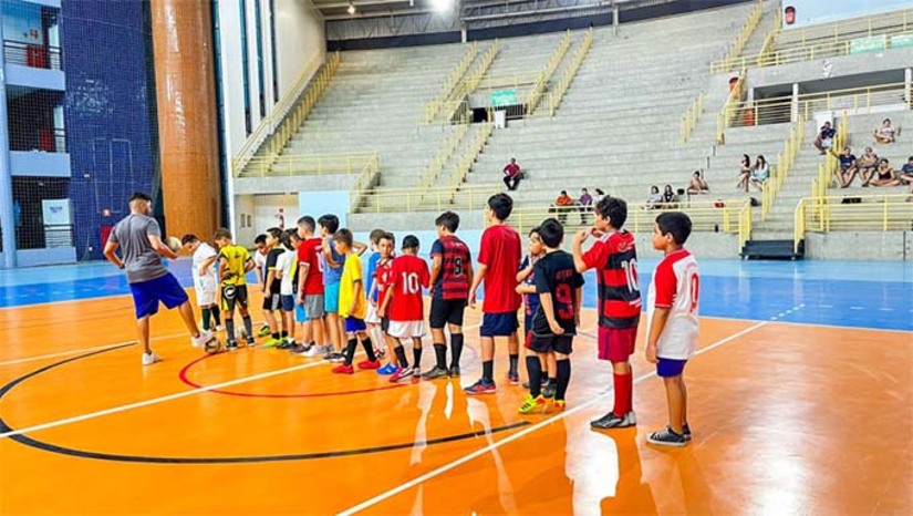Imagem 1 -  A temporada 2025 do projeto, que reúne alunos dos 9 aos 17 anos, para iniciação e desenvolvimento de habilidades esportivas, começa na próxima segunda-feira (10). As aulas do projeto "Mossoró Olímpico" serão ministradas no Ginásio Pedro Ciarlini. Este ano, a Prefeitura dobrou o número de vagas para o projeto, que passou a comportar 600 alunos. Ainda há vagas na maioria das modalidades ofertadas. Para se inscrever, os interessados devem procurar a Sesporte, que funciona no Ginásio Pedro Ciarlini, das 7h às 17h (sem intervalo para almoço), para realizar a matrícula, levando documentos com foto do responsável e do aluno, além de comprovante de residência.