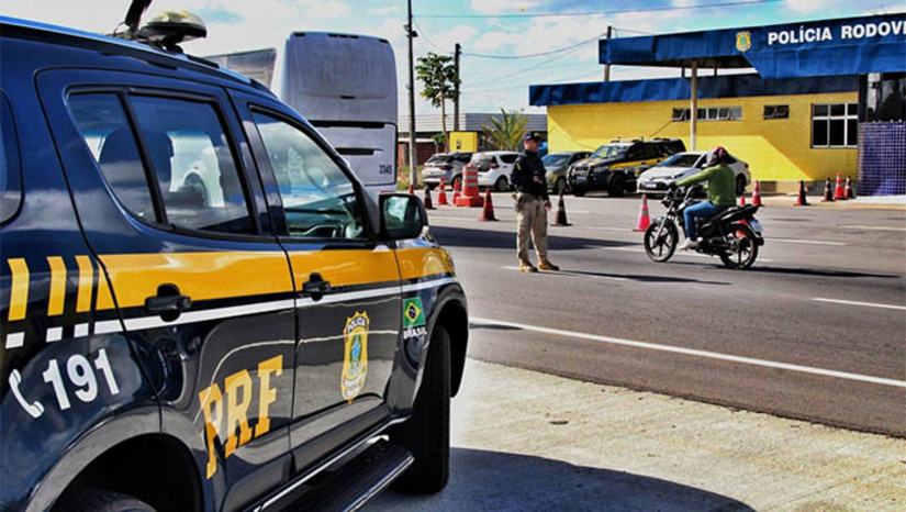 Imagem 1 -  Carnaval 2025: PRF registra redução de 12,5% em acidentes nas rodovias federais do RN. O balanço divulgado da “Operação Carnaval 2025” foi divulgado nesta quinta-feira (6). O período registrou 21 acidentes nas rodovias federais que cortam o estado, quatro a menos do que em 2024. Um dos destaques positivos da operação foi a queda de 37% no número de feridos, totalizando 17 vítimas, das quais 16 tiveram ferimentos leves e 4 ficaram em estado grave. Essa redução reflete o impacto das ações preventivas e da fiscalização intensificada ao longo do feriado.