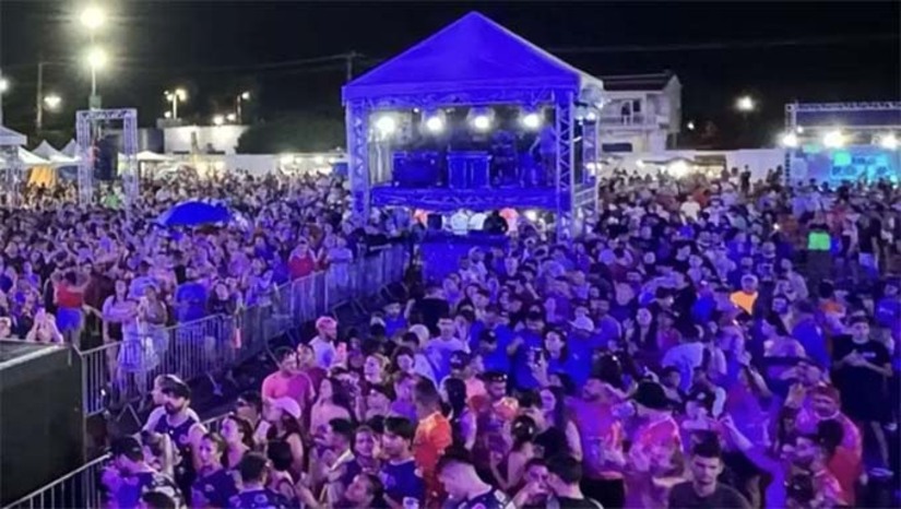 Imagem 1 - Durante todos os dias de folia, a alegria tomou conta das ruas, reunindo pessoas de todas as idades em um ambiente vibrante e acolhedor. Com um esquema de segurança eficiente, a prefeitura de Governador garantiu a tranquilidade para todos os foliões. O circuito de câmeras e as revistas individuais contribuíram para que todos pudessem desfrutar da festa sem preocupações. O Dissé Folia se destacou não apenas pela animação, mas também pelo sentimento de união e respeito que permeou cada bloco e apresentação. Imagem 1 - Durante todos os dias de folia, a alegria tomou conta das ruas, reunindo pessoas de todas as idades em um ambiente vibrante e acolhedor. Com um esquema de segurança eficiente, a prefeitura de Governador garantiu a tranquilidade para todos os foliões. O circuito de câmeras e as revistas individuais contribuíram para que todos pudessem desfrutar da festa sem preocupações. O Dissé Folia se destacou não apenas pela animação, mas também pelo sentimento de união e respeito que permeou cada bloco e apresentação.