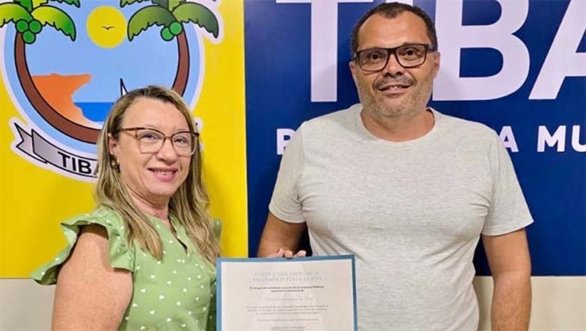 Imagem 1 -  A prefeita Lidiane Marques compartilhou a conquista com toda a equipe, enaltecendo o esforço e a dedicação de cada servidor para garantir a excelência na gestão pública. "Essa premiação é fruto do trabalho de uma equipe comprometida em realizar com zelo e inovação todos os processos de compras da Prefeitura de Tibau", afirmou a prefeita.  O Certificado de Excelência em Compras Públicas é concedido pelo Portal de Compras Públicas aos órgãos e entidades da administração pública que se destacam pela excelência na gestão de compras públicas, adotando práticas inovadoras e eficientes.