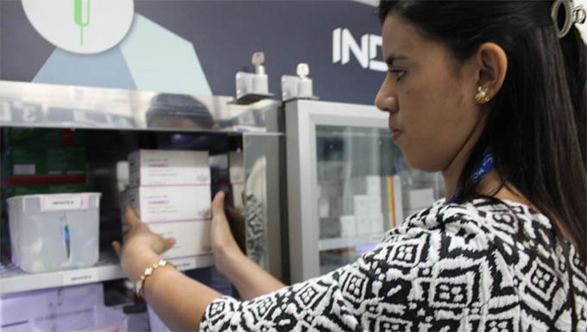 Imagem 1 -  Mossoró reforça estoque de vacinas contra a Covid-19 nas UBSs com chegada de 900 doses. O imunizante está disponível nas Unidades Básicas de Saúde, de segunda a sexta-feira, das 7h às 11h e das 13h às 17h. A vacinação contra a Covid-19 contempla grupos de rotina e especial, entre eles crianças de 6 meses a menores de 5 anos; gestantes; idosos, a partir de 60 anos ou mais idade e pessoas imunocomprometidas.