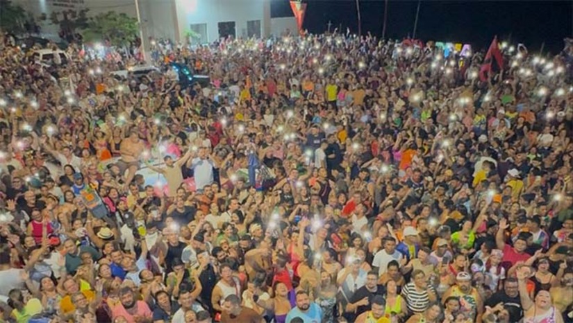 Imagem 1 -  Um dos pontos altos da festa, além dos shows e dos arrastões que levaram uma multidão às ruas, foi o esquema de segurança, que contou com mais de 200 agentes atuando em todos os polos do evento e sistema de videomonitoramento no Largo da Folia, espaço onde também havia revista em todas as suas entradas. “O melhor carnaval do RN voltou, e voltou com força total. Trouxemos de volta o Largo da Folia, palco de grandes apresentações que movimentou a cidade de ponta a ponta”, destacou o prefeito Souza.