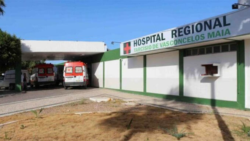 Imagem 1 -  Idoso internado há 4 dias após sofrer acidente de trânsito morre no HRTM. Antônio Francisco da Penha, de 87 anos, entrou em óbito nesta quinta-feira (6), no Hospital Regional Tarcísio Maia, onde estava internado desde o domingo (2). A motoneta que ele conduzia colidiu em outra motocicleta, no viaduto do Santa Delmira. O condutor do outro veículo também chegou a ser hospitalizado, mas já recebeu alta. Antônio Francisco, no entanto, acabou não resistindo aos ferimentos. A polícia civil vai investigar as circunstâncias do acidente.