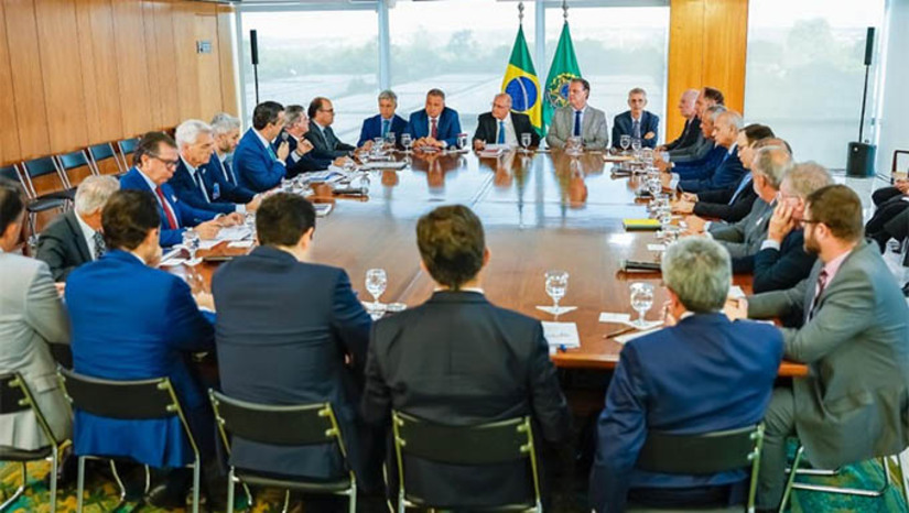 Imagem 1 -  Governo zera impostos de importação de itens considerados essenciais para a alimentação. A medida foi anunciada nesta quinta-feira (6), pelo vice-presidente e ministro Geraldo Alckmin. A decisão veio após diversas reuniões com empresários, produtores, agricultores e integrantes do setor produtivo. Entre os itens que terão impostos zerados estão café, azeite, açúcar, milho, óleo de girassol, sardinha, biscoitos, macarrão e carnes. “São medidas para reduzir preços, para favorecer o cidadão e a cidadã, para que ele possa manter o seu poder de compra, possa ter a sua cesta básica com preço melhor”, disse Alckmin.