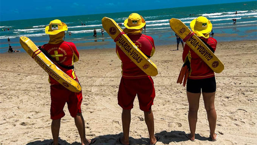 Imagem 1 -  Número de resgates aquáticos durante o Carnaval no RN teve redução de 40%. O dado foi apresentado pelo Corpo de Bombeiros Militar, nesta quinta-feira (6). O comandante-geral do CBMRN, Coronel Monteiro, destacou que o aumento das ações preventivas foi fundamental para a redução dos riscos aos banhistas. “Nosso foco foi reforçar as orientações e garantir que os foliões aproveitassem o Carnaval com segurança. O aumento nas abordagens preventivas refletiu diretamente na redução de resgates e advertências, demonstrando que a conscientização da população faz a diferença”, afirmou.