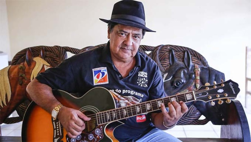 Imagem 1 -  Zé Lima era conhecido pela trajetória musical e pelos amor ao Nordeste, ele faleceu no Hospital Regional Tarcísio Maia, onde estava internado na Unidade de Terapia Intensiva (UTI) com o quadro de saúde bastante debilitado, devido a complicações cardíacas e pulmonares.  Natural de Santana do Matos, ele morou em Assu e posteriormente mudou-se para Mossoró. Amante da cultura popular e da poesia, Zé Lima também atuava na comunicação e apresentava desde 2008 o programa Coisa do Sertão na TV Cabo Mossoró (TCM), exaltando sempre a poesia e a cantoria, que era sua verdadeira paixão. 