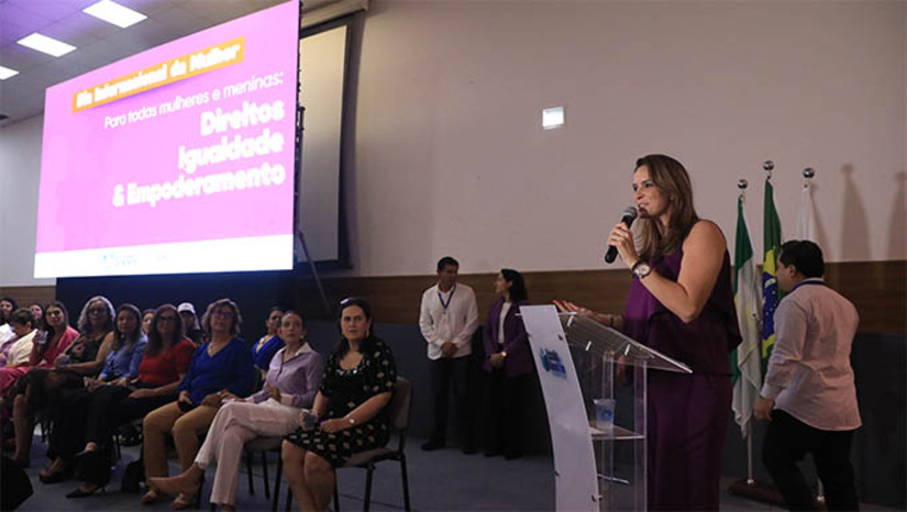 Imagem 1 -  Governo do RN anuncia medidas que ampliam a seguridade e a proteção à mulher no RN . Entre as medidas, anunciadas nesta sexta-feira (7), durante a abertura da Semana da Mulher no Rio Grande do Norte, está a assinatura do decreto que institui a cota de 5% para a contratação de mulheres vítimas de violência em empresas terceirizadas do Governo do RN. O ato regulamenta leis estaduais que visam apoiar mulheres vítimas de violência doméstica por meio da reserva de vagas em empresas prestadoras de serviço ao governo e da criação do selo “Empresa Amiga da Mulher”.