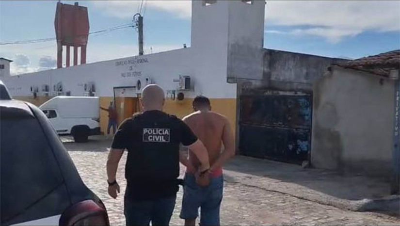 Imagem 1 -  Homem é preso por agredir namorada adolescente e quebrar o celular dela. O suspeito, um homem de 18 anos, foi preso nesta sexta-feira (18), pela equipe da Deam de Pau dos Ferros. A vítima, uma adolescente de 17 anos, compareceu à delegacia, onde relatou o ocorrido e foi submetida a exame de corpo de delito, que confirmou as agressões. O dano ao aparelho celular também foi registrado no boletim de ocorrência. A Polícia Civil reforça a importância das denúncias e orienta vítimas de violência doméstica a procurarem as delegacias especializadas. 