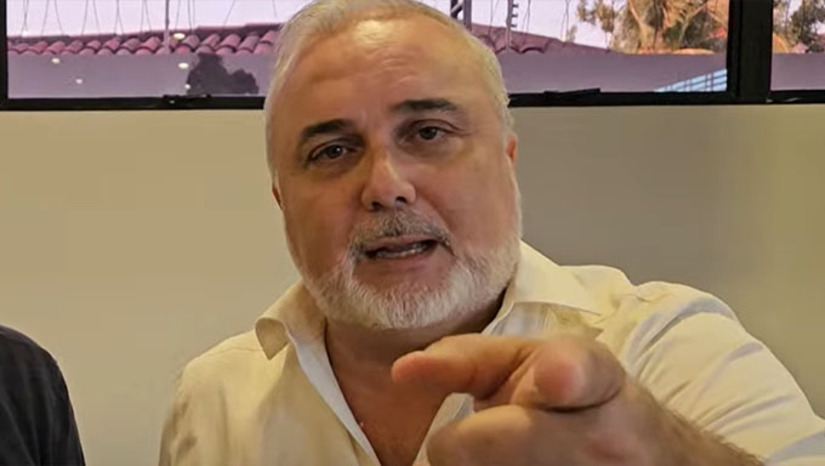 Imagem 1 -  O ministro de Minas e Energia, Alexandre Silveira, segundo Jean Paul Prates, atropelou a gestão da Petrobras (e continua fazendo isto), levando-o a “explicar várias vezes que ele não poderia fazer anúncios sem eu saber. Deveríamos trabalhar juntos. Eu sempre tive a boa-fé de ir ao Alexandre (Silveira) comunicar os próximos passos da Petrobras. Imediatamente, uma ou outra coisa dessas vazava para a imprensa ou era declarada pelo ministro. Teve uma vez que ele anunciou uma redução de preço nos combustíveis que eu tive que recuar”, diz Jean Paul Prates, adiantando que tem um dossiê de tudo que foi plantado na mídia contra a sua gestão à frente da Presidência da maior estatal do povo Brasil.