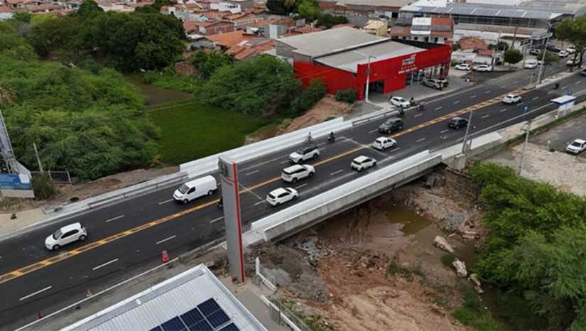 Imagem 1 - Segunda ponte da Presidente Dutra será interditada entre os dias 12 e 16 de março. A interdição faz parte da nova fase de obras na ponte. “Essa interdição é necessária para otimizar o tempo de obra e garantir maior agilidade e segurança. A obra da segunda ponte está acelerada e com a conclusão irá gerar mais desenvolvimento e mobilidade para toda cidade”, afirmou Josenildo Gomes, secretário adjunto da pasta. Condutores devem buscar vias alternativas para trafegar pela região; veja sugestões. Imagem 1 - Segunda ponte da Presidente Dutra será interditada entre os dias 12 e 16 de março. A interdição faz parte da nova fase de obras na ponte. “Essa interdição é necessária para otimizar o tempo de obra e garantir maior agilidade e segurança. A obra da segunda ponte está acelerada e com a conclusão irá gerar mais desenvolvimento e mobilidade para toda cidade”, afirmou Josenildo Gomes, secretário adjunto da pasta. Condutores devem buscar vias alternativas para trafegar pela região; veja sugestões.