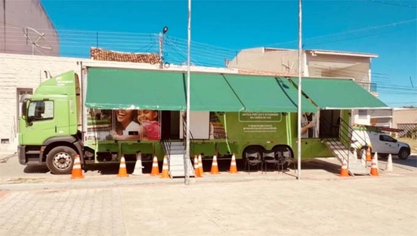Imagem 1 -  A carreta atenderá a população até sábado (15), sempre das 8h30 às 16h30 (com intervalo de fechamento entre 12h e 13h para almoço).  Também será possível efetuar o pagamento de contas de energia através de cartão de crédito, débito e/ou PIX com possibilidade de parcelamento.  A iniciativa integra o Programa de Eficiência Energética da Neoenergia Cosern e é regulado pela Agência Nacional de Energia Elétrica (Aneel). Com ele, a distribuidora visa incentivar o consumo consciente de energia elétrica, reduzir a conta de luz e auxiliar no processo de descarbonização em sua área de concessão. 