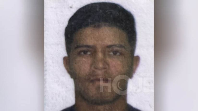 Imagem 1 -  Cearense tem apartamento invadido e é executado a tiros no município de Tibau. André Giusepe Rodrigues Sousa, de 21 anos, foi morto com disparos de pistola e revólver. O crime aconteceu durante a madrugada desta segunda-feira (10). Segundo informações da Polícia Militar, ele estava dentro do apartamento, localizado em um residencial, no Centro de Tibau, quando o local foi invadido. Testemunhas afirmaram que os suspeitos estavam encapuzados e fugiram logo após matarem a vítima. A polícia civil vai investigar a motivação e autoria do crime.