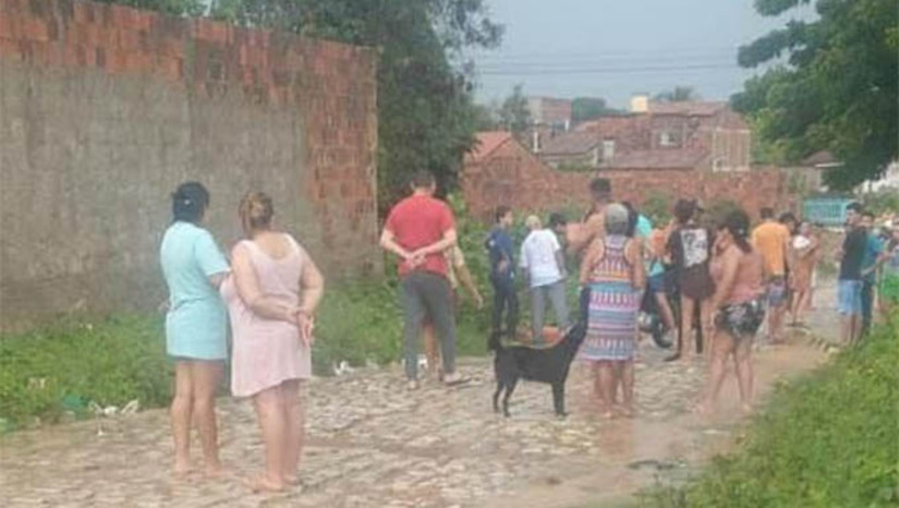 Imagem 1 -  Jovem de 21 anos é executado a tiros em via pública no Santa Helena, em Mossoró. Kaio Felipe Fernandes dos Santos estava a pé, na rua Francisco Monteiro, no Santa Helena, quando foi alvejado pelos disparos. A vítima era moradora da Maisa,  zona rural de Mossoró. Os moradores da rua onde o crime aconteceu afirmaram nunca terem visto a vítima. Não há qualquer informação sobre o que Kaio fazia na região. A polícia civil vai investigar a motivação e autoria do crime.
