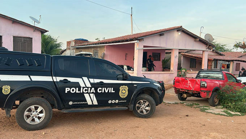 Imagem 1 -  FICCO combate atuação de facção fluminense no RN; grupo teria dado apoio a Tatu e Martelo após fuga. Desde as primeiras horas desta terça-feira (11) a Força Integrada de Combate ao Crime Organizado de Mossoró está realizando a Operação Red Dots, visando desarticular esta organização criminosa, originária do RJ. Estão sendo cumpridos mandados de prisão preventiva e temporária, mandado de busca e apreensão, além do bloqueio judicial de 32 contas bancárias, que visam o congelamento de até R$ 22,5 milhões do patrimônio dos investigados.
