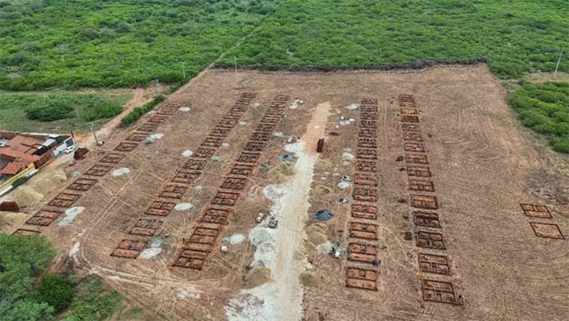 Imagem 1 - “O Acelera Grossos já é realidade e está transformando a história do nosso município. Com um histórico investimento, estamos construindo uma nova praça no bairro Boa Esperança, recapeando a Avenida Raimundo Gonçalves e construindo mais de 200 casas para o nosso povo. São obras importantes, que representam um avanço significativo, na infraestrutura, qualidade de vida da população e no desenvolvimento econômico de Grossos”, destacou a prefeita Cinthia Sonale. O programa tem como objetivo estruturar a cidade, e promover condições para que a população seja melhor atendida. Serão investidos R$280 milhões ao longo dos próximos 4 anos, para modernizar e gerar emprego e renda, melhorando a qualidade de vida dos grossenses. Imagem 1 - “O Acelera Grossos já é realidade e está transformando a história do nosso município. Com um histórico investimento, estamos construindo uma nova praça no bairro Boa Esperança, recapeando a Avenida Raimundo Gonçalves e construindo mais de 200 casas para o nosso povo. São obras importantes, que representam um avanço significativo, na infraestrutura, qualidade de vida da população e no desenvolvimento econômico de Grossos”, destacou a prefeita Cinthia Sonale. O programa tem como objetivo estruturar a cidade, e promover condições para que a população seja melhor atendida. Serão investidos R$280 milhões ao longo dos próximos 4 anos, para modernizar e gerar emprego e renda, melhorando a qualidade de vida dos grossenses.