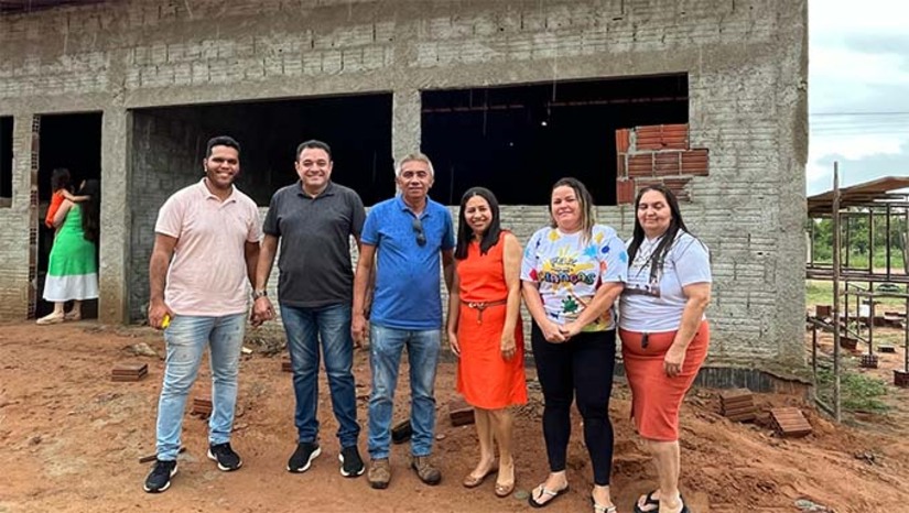 Imagem 1 -  A escola está recebendo duas novas salas de aula, visando proporcionar maior conforto e infraestrutura para alunos e professores. Essa iniciativa reforça o compromisso da gestão municipal com a melhoria da educação e o desenvolvimento das vilas. A obra está sendo executada com recursos próprios da prefeitura e segue dentro do cronograma estabelecido.