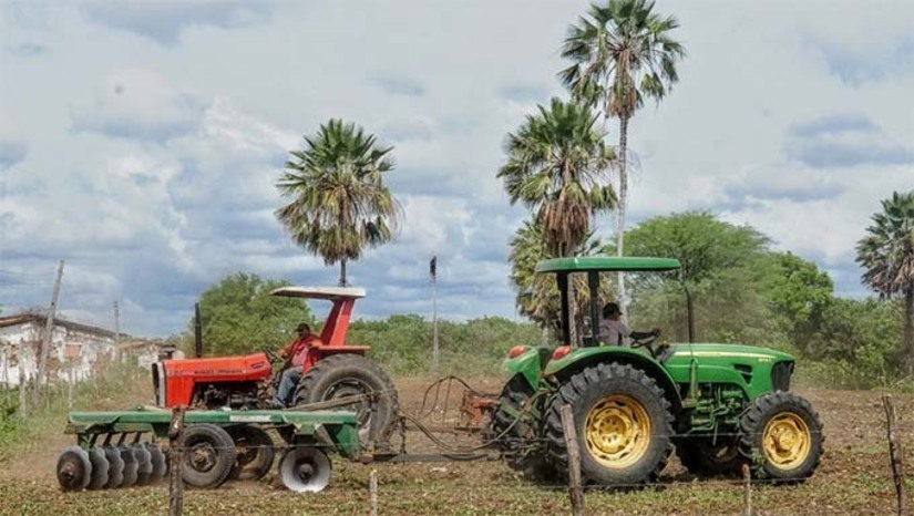 Imagem 1 -  Ao todo, 15 agricultores de Quixaba e do Hipólito participarão do curso que terá aulas teóricas e práticas. O curso de 30 horas é dividido em 16 horas para a parte teórica e 14 horas de prática. As aulas teóricas ocorrem nesta terça (11) e quarta-feira (12) e as práticas na quinta-feira (13) e na sexta-feira (14). O objetivo do curso é tornar o agricultor mais independente, de modo que possa diminuir a mão de obra de terceiros, diminuindo os custos com a produção e fazendo com que o produtor tenha uma maior lucratividade.
