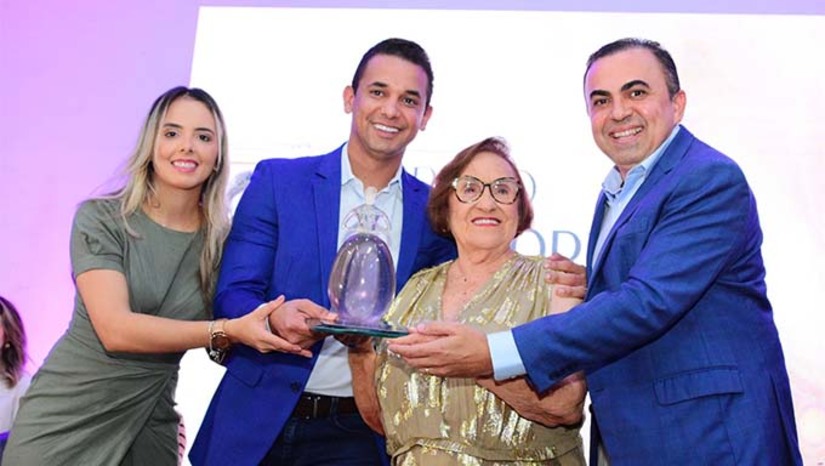 Imagem 1 -   A solenidade aconteceu no auditório da Estação das Artes Poeta Elizeu Ventania e contou com a presença de servidoras do Município, autoridades locais e familiares da homenageada.  O Tributo Ana Floriano é concedido anualmente por meio de Decreto Municipal e tem como principal objetivo homenagear mulheres de destaque que contribuíram para o desenvolvimento político, social, cultural e econômico de Mossoró. 