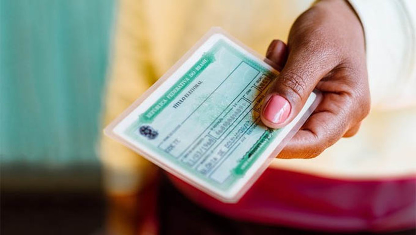 Imagem 1 - 4.127 eleitores de Mossoró poderão ter o título cancelado; em todo o RN são 56.807. O número atualizado foi divulgado pela Justiça Eleitoral, nesta terça-feira (11). Esses eleitores deixaram de votar e não justificaram a sua ausência às urnas nas últimas três eleições. Caso a situação eleitoral não seja regularizada até o dia 19 de maio, poderão perder o título eleitoral e como consequência ficarão impedidos de vários direitos civis como a emissão de passaporte, receber alguns benefícios sociais do governo federal, se matricular em universidades públicas, tomar posse em cargos públicos, além de não poderem votar nas próximas eleições. Imagem 1 - 4.127 eleitores de Mossoró poderão ter o título cancelado; em todo o RN são 56.807. O número atualizado foi divulgado pela Justiça Eleitoral, nesta terça-feira (11). Esses eleitores deixaram de votar e não justificaram a sua ausência às urnas nas últimas três eleições. Caso a situação eleitoral não seja regularizada até o dia 19 de maio, poderão perder o título eleitoral e como consequência ficarão impedidos de vários direitos civis como a emissão de passaporte, receber alguns benefícios sociais do governo federal, se matricular em universidades públicas, tomar posse em cargos públicos, além de não poderem votar nas próximas eleições.