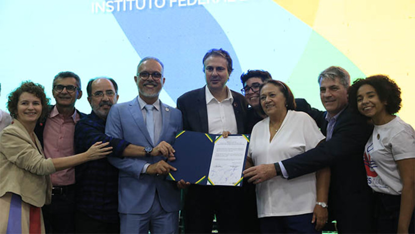 Imagem 1 -  “Nos inspiramos naquilo que o Brasil tem melhor, que é o modelo dos institutos federais”. Durante a posse do professor José Arnóbio Filho para um novo mandato à frente do IFRN, a governadora Fátima Bezerra enalteceu a excelência do ensino do Instituto Federal e disse que se inspirou nele para ampliar e interiorizar o ensino tecnológico da rede estadual, com a criação dos IERNs. “Eu participei intensamente da luta pela expansão da educação profissional e tecnológica no Brasil e, especialmente no Rio Grande do Norte, como deputada federal e como senadora. Saímos da unidade central, aqui em Natal, para 21 e agora iremos ampliar essa rede para 24 unidades. Essa é uma conquista de caráter civilizatório. Sabemos o que a Educação significa na vida da gente, de nossa cidade, de nosso País”, ressaltou.