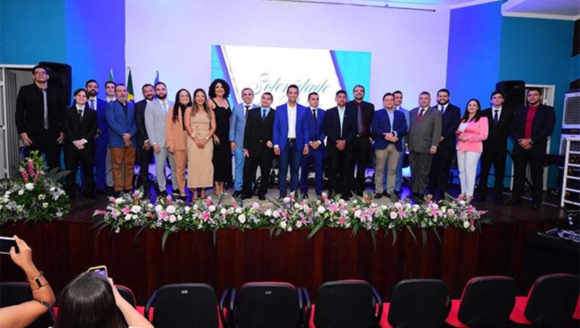 Imagem 1 - Foram empossados 7 procuradores e 9 analistas nas áreas de Contabilidade e Direito. ‘’É com imensa satisfação que recebemos hoje os novos servidores da Procuradoria-Geral do Município, são homens e mulheres, procuradores e analistas, que chegam para somar e contribuir com o Município de Mossoró. Nos comprometemos a realizar o concurso para a chegada desses novos servidores e hoje é um momento de celebrar a conquista de cada um e o fortalecimento do serviço público municipal’’, destacou Allyson Bezerra. Imagem 1 - Foram empossados 7 procuradores e 9 analistas nas áreas de Contabilidade e Direito. ‘’É com imensa satisfação que recebemos hoje os novos servidores da Procuradoria-Geral do Município, são homens e mulheres, procuradores e analistas, que chegam para somar e contribuir com o Município de Mossoró. Nos comprometemos a realizar o concurso para a chegada desses novos servidores e hoje é um momento de celebrar a conquista de cada um e o fortalecimento do serviço público municipal’’, destacou Allyson Bezerra.