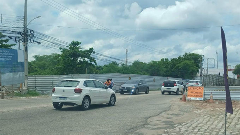 Imagem 1 -  Av. Presidente Dutra está interditada para obras nas pontes; condutores devem buscar rotas alternativas. A interdição foi iniciada nesta quarta-feira (12). Segundo a prefeitura, na ponte já duplicada, serão feitos ajustes geométricos e outros acabamentos necessários. Para execução dos serviços, foi realizado bloqueio total da Av. Presidente Dutra na altura das pontes, incluindo as entradas das ruas Benício Filho nos sentidos Alto de São Manoel e Ilha de Santa Luzia, até esta quinta-feira (13). Já na primeira ponte, os trabalhos seguirão até o dia 16. Neste caso, as intervenções serão realizadas na altura da rua Dr. Pedro Ciarlini, contemplando o içamento de placas e ajustes iniciais para a duplicação da estrutura. Durante os trabalhos, os motoristas podem utilizar como rotas alternativas a Avenida Coelho Neto e a Avenida Jerônimo Dix-Neuf Rosado (Leste-Oeste).