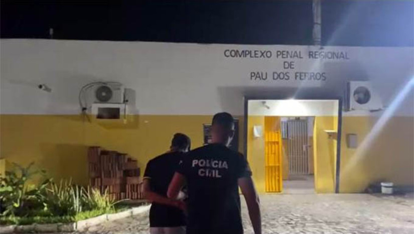 Imagem 1 -  Suspeito de descumprir medida protetiva contra a própria avó é preso em Pau dos Ferros. A prisão do suspeito, um homem de 23 anos, foi realizada pela equipe da Deam de Pau dos Ferros, nesta terça-feira (11), no âmbito da “Operação Mulheres Seguras”. De acordo com as investigações, a vítima era a avó dele, uma idosa de 76 anos. Ela havia pedido medida protetiva devido ao suspeito ir constantemente à casa dela e ficar exigindo dinheiro para comprar drogas, além de ter furtado objetos algumas vezes da residência da idosa.
