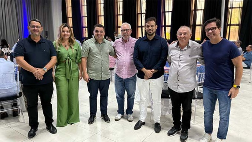 Imagem 1 -  O protocolo assinado com o Sebrae-RN, visa dar continuidade ao programa de revitalização da cajucultura no município. A cidade de Serra do Mel que tem 14 mil habitantes e está há 40km de Mossoró, foi projetada e instituída na década de 80 para produzir castanha e caju. Na época foram plantados 2,4 milhões de cajueiros em 22 vilas rurais. Devido às secas e pragas que atingiram a região, os cajueiros precisaram ser substituídos por outras variedades mais resistente. Atualmente o programa beneficia diretamente 400 produtores locais, fornecendo mudas, enxertia e a aplicação de tecnologias agrícolas. 
