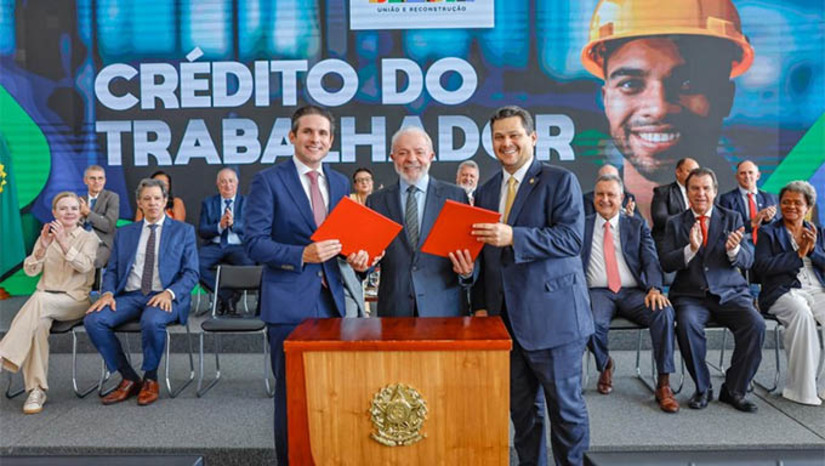 Imagem 1 - Governo lança linha de empréstimos consignados para trabalhadores com carteira assinada. O Crédito do Trabalhador é uma nova linha de empréstimos consignados, que estará disponível a partir de 21 de março. A medida, segundo o Governo, promove inclusão econômica, dignidade e segurança, além de proporcionar taxas de juros até 50% menores do que as cobradas atualmente, por ter como garantia o saldo do FGTS dos profissionais. A medida prevê beneficiar cerca de 47 milhões de brasileiros com carteira assinada em todo o país. Entre os públicos impactados estão trabalhadores domésticos e rurais, além de assalariados contratados por MEIs. Imagem 1 - Governo lança linha de empréstimos consignados para trabalhadores com carteira assinada. O Crédito do Trabalhador é uma nova linha de empréstimos consignados, que estará disponível a partir de 21 de março. A medida, segundo o Governo, promove inclusão econômica, dignidade e segurança, além de proporcionar taxas de juros até 50% menores do que as cobradas atualmente, por ter como garantia o saldo do FGTS dos profissionais. A medida prevê beneficiar cerca de 47 milhões de brasileiros com carteira assinada em todo o país. Entre os públicos impactados estão trabalhadores domésticos e rurais, além de assalariados contratados por MEIs.