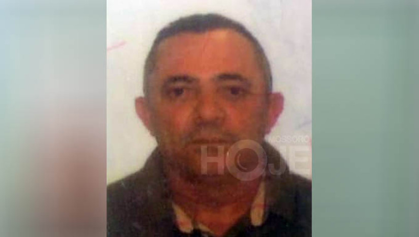 Imagem 1 -  Popular é morto com diversos disparos de arma de fogo em Olho D’água do Borges. O crime aconteceu na manhã desta quinta-feira (13), em frente a UBS do município, sentido Sítio Cajazeiras. Francisco de Assis da Silva, de 49 anos, foi surpreendido em via pública, por suspeitos que se aproximaram em uma motocicleta e efetuaram mais de dez disparos contra ele. A vítima ainda chegou a ser socorrida para o hospital da cidade, mas acabou não resistindo aos ferimentos. A PM realizou diligências à procura dos suspeitos, mas ninguém foi localizado. A polícia civil vai investigar o crime.