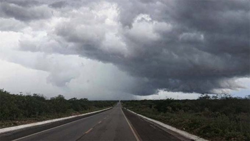 Imagem 1 -  De acordo com o Dnit, a interdição acontecerá na altura do km 28, da BR 110 entre Areia Branca e Mossoró, em uma das faixas de rolamento, por meio  da operação PARE e SIGA. A  previsão é que o serviço seja finalizado em  dez dias, dependendo das condições climáticas. Para orientar os condutores, o DNIT informa que será implantada a sinalização no local da obra para proporcionar a devida segurança viária no segmento e solicita cautela aos motoristas que utilizam a via para evitar acidentes.