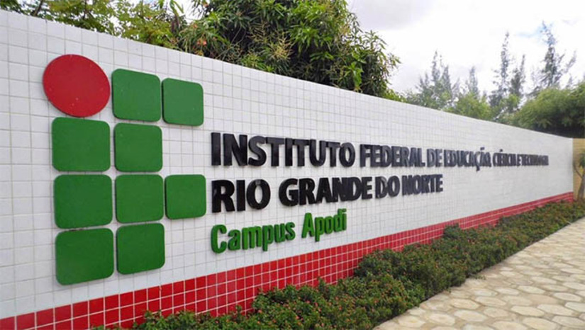Imagem 1 - Estudantes receberão R$ 200 por mês e terão aulas preparatórias para os IFs. Lançado nesta semana pelo Ministério da Educação (MEC), o cursinho é voltado a estudantes do 9º ano do ensino fundamental público, que estão em situação de vulnerabilidade social e pertencentes a grupos prioritários definidos pela Lei de Cotas: aqueles oriundos de famílias com renda per capita de até um salário mínimo; negros; indígenas; quilombolas; e pessoas com deficiência. Os alunos matriculados receberão uma bolsa de R$ 200 por mês, durante 8 meses. O pagamento da ajuda de custo para permanência será feito pelas instituições após o início dos cursos; saiba como se inscrever. Imagem 1 - Estudantes receberão R$ 200 por mês e terão aulas preparatórias para os IFs. Lançado nesta semana pelo Ministério da Educação (MEC), o cursinho é voltado a estudantes do 9º ano do ensino fundamental público, que estão em situação de vulnerabilidade social e pertencentes a grupos prioritários definidos pela Lei de Cotas: aqueles oriundos de famílias com renda per capita de até um salário mínimo; negros; indígenas; quilombolas; e pessoas com deficiência. Os alunos matriculados receberão uma bolsa de R$ 200 por mês, durante 8 meses. O pagamento da ajuda de custo para permanência será feito pelas instituições após o início dos cursos; saiba como se inscrever.