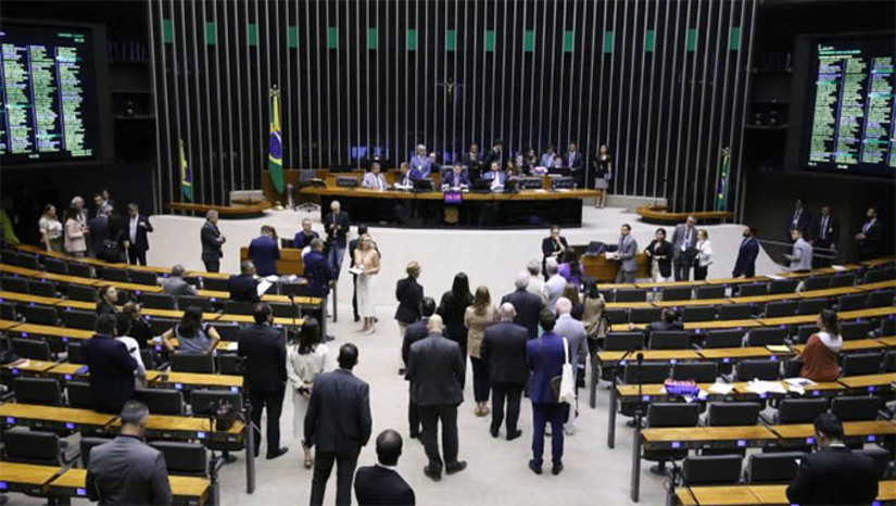Imagem 1 -  Congresso aprova regras para indicação das emendas parlamentares ao Orçamento. O Supremo Tribunal Federal (STF) solicitou mudanças nas regras para aumentar a transparência e a fiscalização das emendas. A nova resolução, segundo o relator, senador Eduardo Gomes (PL-TO), estabelece ritos e modelos de atas para as reuniões de bancadas estaduais e de comissões que vão aprovar e destinar os recursos das emendas; veja regras