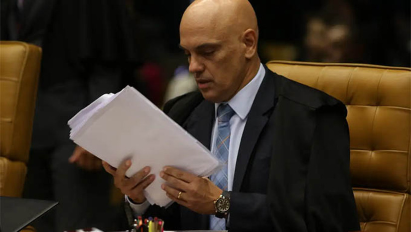 Imagem 1 -  Moraes libera para julgamento denúncia contra Bolsonaro e mais 7 investigados pela trama golpista. Com a liberação da denúncia para julgamento, nesta quinta-feira (13), caberá ao presidente da Primeira Turma do STF, ministro Cristiano Zanin, marcar a data do julgamento. Os ministros do colegiado vão decidir se Bolsonaro e os demais acusados viram réus e passam  a responder a processo criminal na Corte pelos crimes de golpe de Estado, tentativa de abolição violenta do Estado Democrático de Direito, organização criminosa armada,  dano qualificado pela violência e grave ameaça contra o patrimônio da União e deterioração de patrimônio tombado.