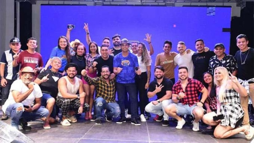 Imagem 1 - As inscrições podem ser feitas de 14 até 28 de março através da internet smic.mossoro.rn.gov.br. ‘’Artistas locais e regionais de diversos os segmentos terão a oportunidade de participar do Mossoró Cidade Junina e do Mossoró Sal e Luz. Em breve estaremos divulgando a programação de todos os polos desses grandes eventos’’, destacou Allyson. Os artistas interessados no credenciamento deverão encaminhar as propostas através do link, acompanhado de toda a documentação solicitada. Imagem 1 - As inscrições podem ser feitas de 14 até 28 de março através da internet smic.mossoro.rn.gov.br. ‘’Artistas locais e regionais de diversos os segmentos terão a oportunidade de participar do Mossoró Cidade Junina e do Mossoró Sal e Luz. Em breve estaremos divulgando a programação de todos os polos desses grandes eventos’’, destacou Allyson. Os artistas interessados no credenciamento deverão encaminhar as propostas através do link, acompanhado de toda a documentação solicitada.