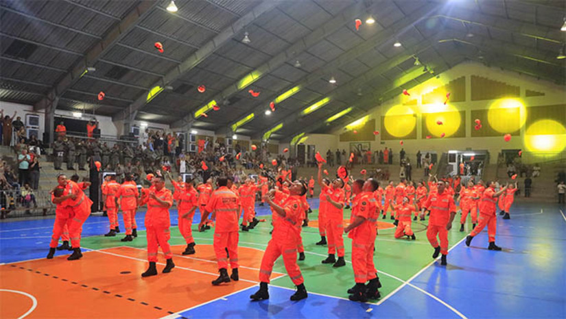 Imagem 1 -  “A formação desses 64 novos soldados representa um avanço significativo para o Corpo de Bombeiros”. Durante a solenidade de formatura de 64 soldados, ocorrida no final da tarde desta quinta-feira (13), o comandante-geral do CBMRN, coronel Monteiro, ressaltou a relevância da incorporação dos novos soldados à corporação. Esses militares chegam preparados para salvar vidas, proteger patrimônios e atuar nas mais diversas emergências. Nosso compromisso é continuar investindo na capacitação e na estruturação da corporação, garantindo um serviço cada vez mais eficiente para a sociedade.”