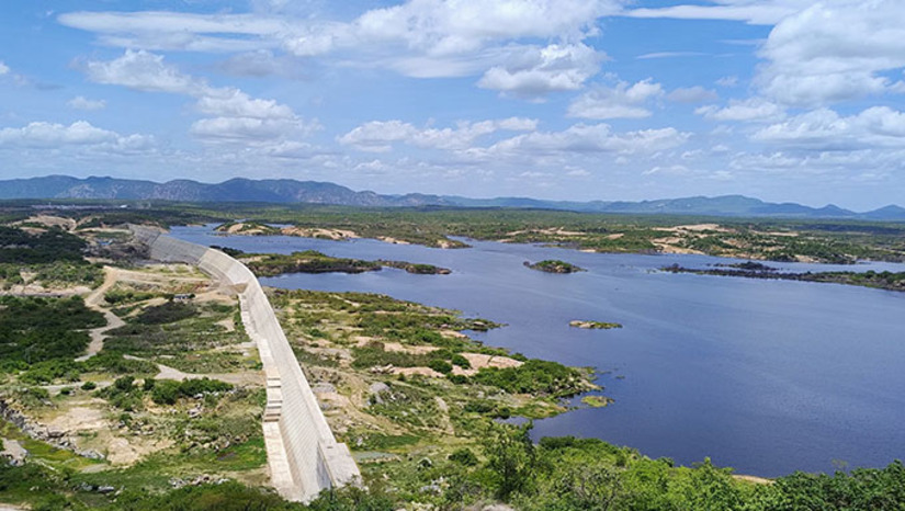 Imagem 1 - A Barragem de Oiticica foi construída pelo Governo Federal no leito do rio Piranhas-Açu, território do município de Jucurutu-RN. Será o segundo maior reservatório de água doce do Rio Grande do Norte. Além da barragem, também foi construído três agrovilas, para acomodar os moradores das regiões que estão sendo inundadas. Neste dia 19, o presidente Lula desembarca em Mossoró e segue de helicóptero até o Complexo Hidrossocial Oiticica, que faz parte do projeto de Cinturão das Águas do Rio Grande do Norte. Imagem 1 - A Barragem de Oiticica foi construída pelo Governo Federal no leito do rio Piranhas-Açu, território do município de Jucurutu-RN. Será o segundo maior reservatório de água doce do Rio Grande do Norte. Além da barragem, também foi construído três agrovilas, para acomodar os moradores das regiões que estão sendo inundadas. Neste dia 19, o presidente Lula desembarca em Mossoró e segue de helicóptero até o Complexo Hidrossocial Oiticica, que faz parte do projeto de Cinturão das Águas do Rio Grande do Norte.