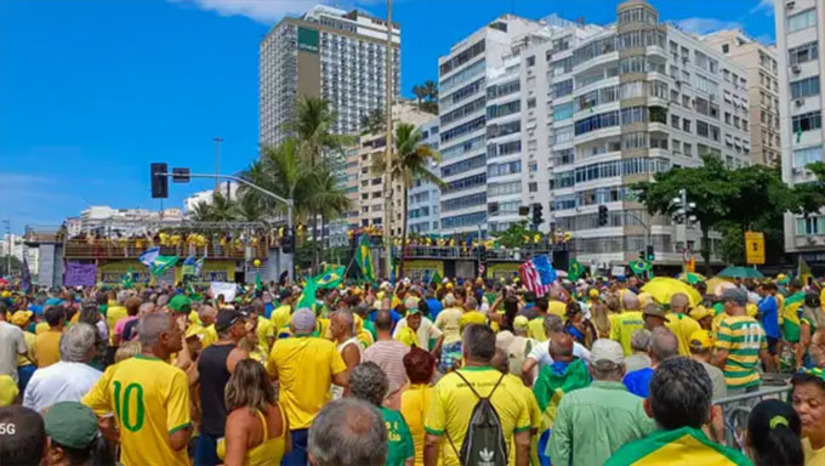 Imagem 1 - Em seu discurso, Bolsonaro afirmou que não fugirá do Brasil para evitar uma eventual prisão ordenada pelo STF. “O que eles querem é uma condenação. Se é 17 anos para as pessoas humildes, é para justificar 28 anos para mim. Não vou sair do Brasil”, disse. Bolsonaro, que atualmente está inelegível, afirmou que não tem “obsessão pelo poder”, mas tem “paixão pelo Brasil”. Imagem 1 - Em seu discurso, Bolsonaro afirmou que não fugirá do Brasil para evitar uma eventual prisão ordenada pelo STF. “O que eles querem é uma condenação. Se é 17 anos para as pessoas humildes, é para justificar 28 anos para mim. Não vou sair do Brasil”, disse. Bolsonaro, que atualmente está inelegível, afirmou que não tem “obsessão pelo poder”, mas tem “paixão pelo Brasil”.