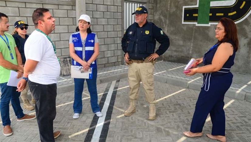 Imagem 1 -  A iniciativa busca promover o acesso e o cuidado integral para esse público, considerando suas necessidades específicas.  Nesta semana, uma reunião entre o Ministério da Saúde (MS), a Secretaria Municipal de Saúde de Mossoró (SMS), a Polícia Rodoviária Federal (PRF) e outras instituições marcou o início dos trabalhos na cidade. Durante o encontro, foram discutidas diretrizes e ações que devem ser implementadas para garantir uma assistência mais efetiva a caminhoneiros e caminhoneiras e demais profissionais que circulam diariamente pelas rodovias.