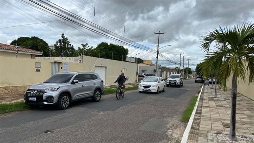 Imagem 1 -  A Rua Frei Miguelinho passará a ter sentido único, da Avenida Cunha da Mota em direção à BR-304 e do trecho entre a Rua Camila de Paula e a Rua Antônio Vieira de Sá a partir desta terça-feira (18). Os Agentes de trânsito estarão no local para orientar condutores sobre a nova organização viária. O objetivo da intervenção é ter um fluxo mais ordenado, reduzindo conflitos viários e proporcionando um deslocamento mais eficiente para motoristas e motociclistas que utilizam a via diariamente.