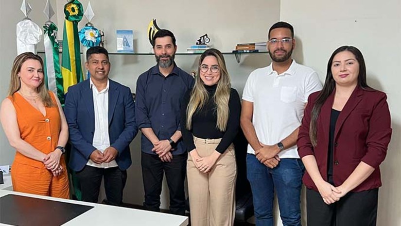 Imagem 1 - Genilson Alves, presidente da CMM, quer fortalecer a transparência das atividades e ações do Legislativo. Para isso, trabalha para ampliar o alcance da TV Câmara. Há anos, a população mossoroense aguarda assistir às sessões da Câmara em sinal aberto. Genilson destaca que vai tirar do papel e concretizar o projeto de tornar o sinal aberto da TV Câmara uma realidade. “A parceria com a EBC sempre foi um passo importante, mas a viabilização do sinal da TV Câmara ainda não foi alcançada. Agora, com essa nova fase da Câmara Municipal, estamos focados em garantir que este projeto finalmente se concretize, levando a população para mais perto das ações do nosso Legislativo”, afirmou o presidente da Câmara. Imagem 1 - Genilson Alves, presidente da CMM, quer fortalecer a transparência das atividades e ações do Legislativo. Para isso, trabalha para ampliar o alcance da TV Câmara. Há anos, a população mossoroense aguarda assistir às sessões da Câmara em sinal aberto. Genilson destaca que vai tirar do papel e concretizar o projeto de tornar o sinal aberto da TV Câmara uma realidade. “A parceria com a EBC sempre foi um passo importante, mas a viabilização do sinal da TV Câmara ainda não foi alcançada. Agora, com essa nova fase da Câmara Municipal, estamos focados em garantir que este projeto finalmente se concretize, levando a população para mais perto das ações do nosso Legislativo”, afirmou o presidente da Câmara.