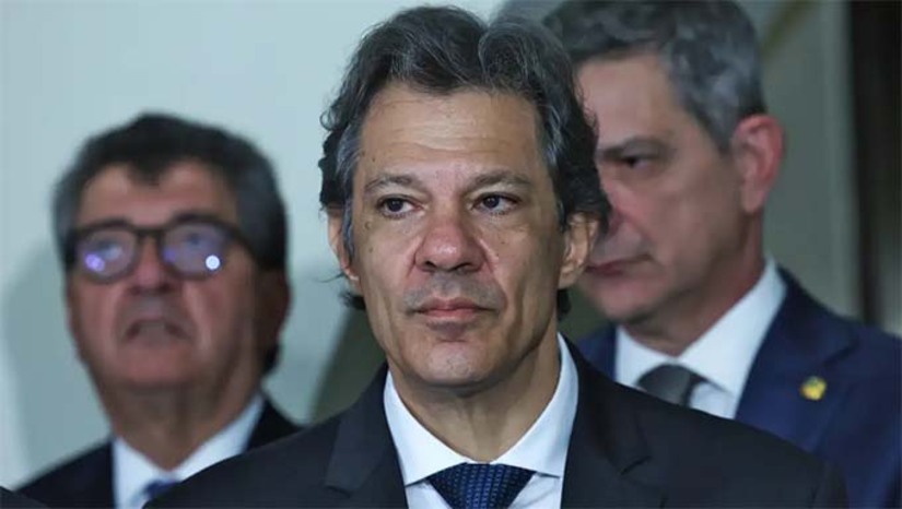 Imagem 1 -  A estimativa é cerca de R$ 5 bilhões inferior ao cálculo de R$ 32 bilhões apresentado no fim do ano passado.   Segundo Haddad, a previsão de impacto fiscal caiu porque o governo refez os cálculos para incluir o aumento do salário mínimo após a aprovação do Orçamento de 2025, que só deve ser votado em abril. Projeto de lei ou MP deve ser anunciado nesta terça-feira (18).
