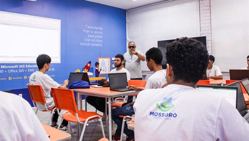 Imagem 1 -  O recebimento teve início nesta segunda-feira (17), por meio da Secretaria Municipal de Assistência Social, Juventude e Cidadania (Semasc).  O processo poderá ser feito de forma on-line e deve ser realizado até a próxima sexta-feira (21). Caso haja dificuldade por parte dos jovens inscritos em enviar a documentação, é só se dirigir até o Centro de Referência de Assistência Social (CRAS) mais próximo, que terá uma equipe pronta para auxiliar.
