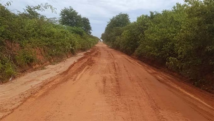 Imagem 1 -  A equipe da Secretaria Municipal de Agricultura e Desenvolvimento Rural (Seadru) realizou o serviço de manutenção e recuperação no PA Sussuarana e na estrada de Alagoinha. Para garantir mais segurança no deslocamento das pessoas na zona rural, mais segurança para os ônibus trafegarem com seus alunos, levando mais dignidade à população rural. A Secretaria de Agricultura utiliza seu maquinário próprio no serviço nas comunidades rurais do município.